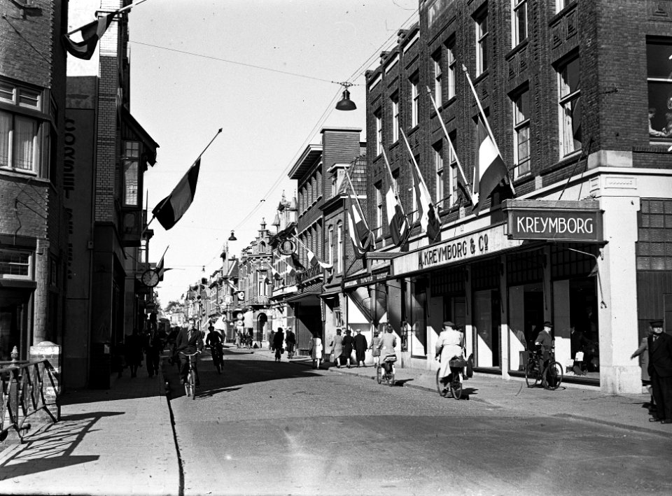 Apeldoorn vlaggen halfstok zie 19369, Bestanddeelnr 901-9381