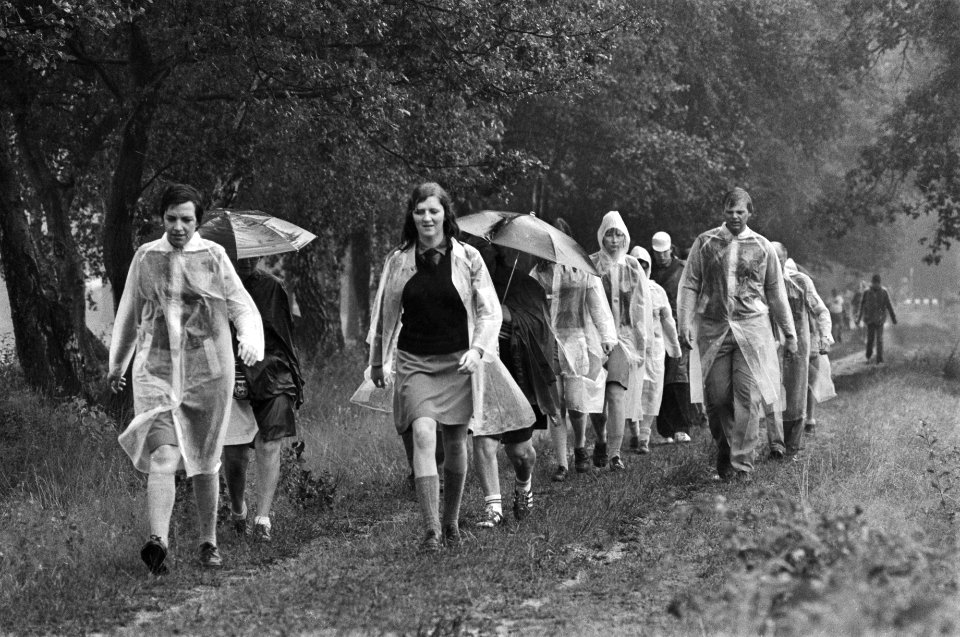 Apeldoornse vierdaagse van start, deelnemers in de regen, Bestanddeelnr 928-6905