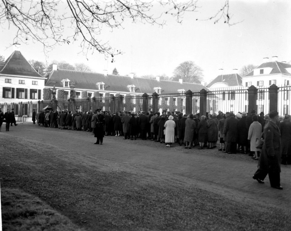 Apeldoorn, paleis Het Loo. Publiek wacht buiten het hek om toegelaten te worden , Bestanddeelnr 914-5652