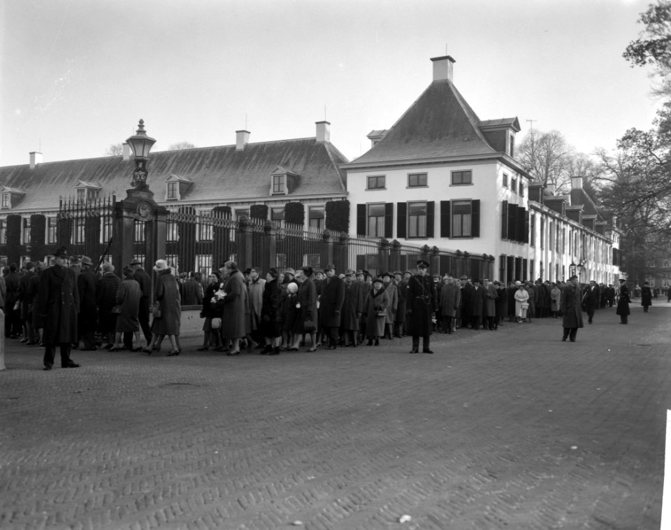 Apeldoorn, paleis Het Loo. Publiek wacht buiten het hek om toegelaten te worden , Bestanddeelnr 914-5654