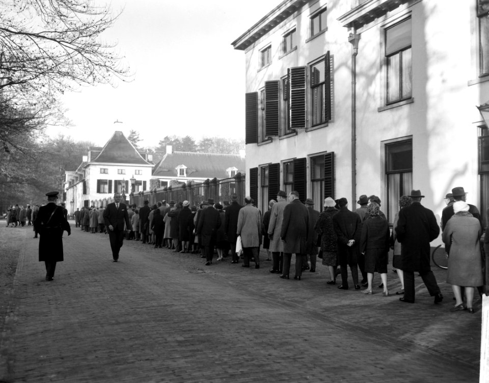 Apeldoorn, paleis Het Loo. Publiek wacht buiten het hek om toegelaten te worden , Bestanddeelnr 914-5655