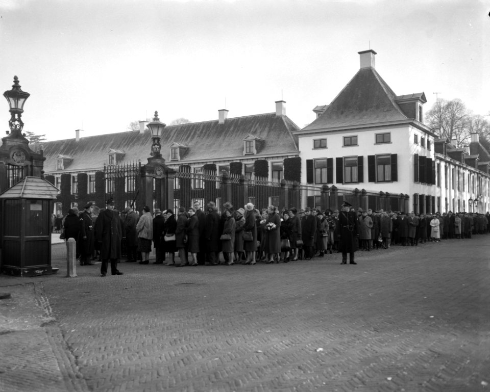 Apeldoorn, paleis Het Loo. Publiek wacht buiten het hek om toegelaten te worden , Bestanddeelnr 914-5653