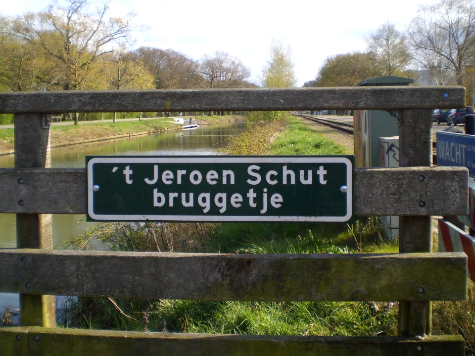 Apeldoorns Kanaal - naambord 't Jeroen Schut bruggetje