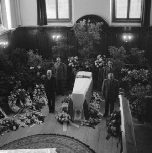 Apeldoorn, kapel paleis Het Loo. Laatste eer aan prinses Wilhelmina leden van h, Bestanddeelnr 914-5677