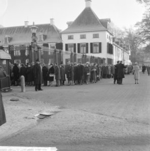 Apeldoorn, paleis Het Loo Laatste eer aan prinses Wilhelmina publiek wacht bij, Bestanddeelnr 914-5667