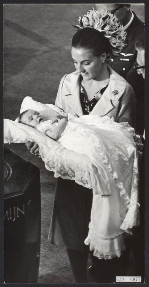 Apeldoorn. Grote kerk doop prins Maurits. Prinses Margriet en Maurits na de doop, Bestanddeelnr 019-0077