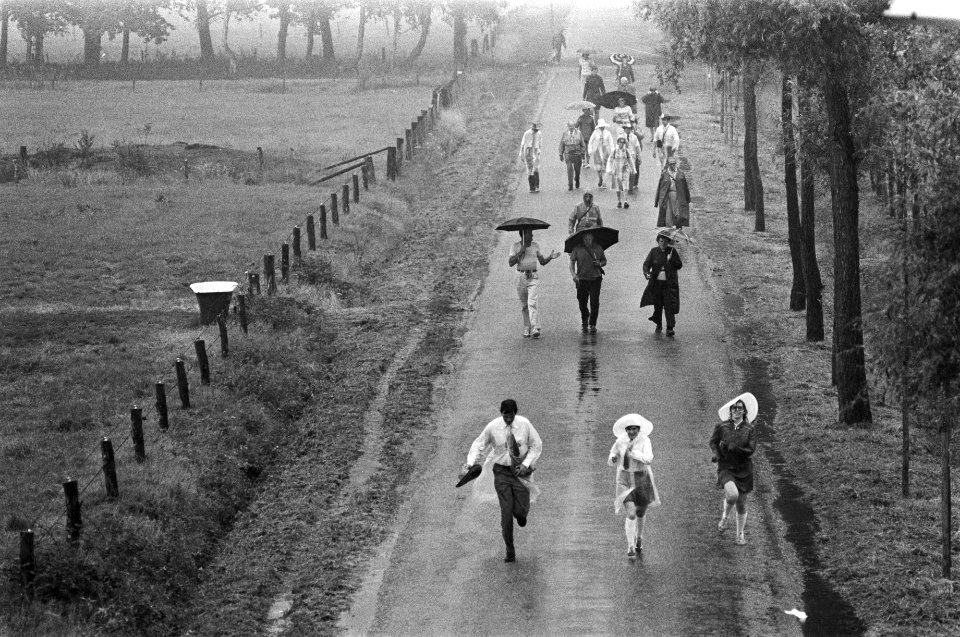 Apeldoornse vierdaagse van start, deelnemers in de regen, overzicht, Bestanddeelnr 928-6909
