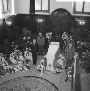 Apeldoorn, kapel paleis Het Loo. Laatste eer aan prinses Wilhelmina leden van h, Bestanddeelnr 914-5679