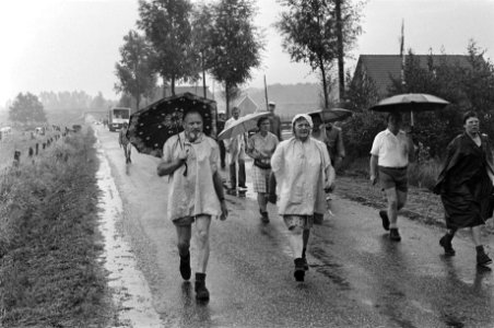 Apeldoornse vierdaagse van start, deelnemers in de regen, Bestanddeelnr 928-6908