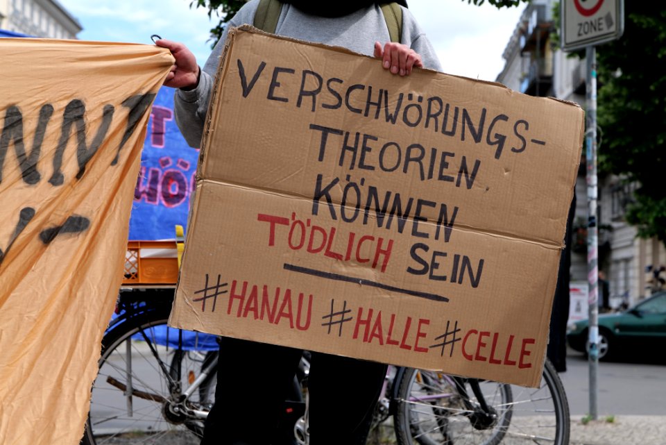 Antifascist protest next to Mauerpark Berlin 2020-05-30 03