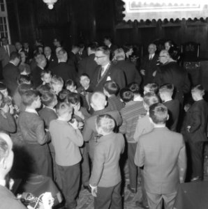 Antwerpse schoolkinderen op stadhuis Wethouder Van t Hull, Bestanddeelnr 913-7486