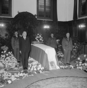 Apeldoorn, kapel paleis Het Loo. Laatste eer aan prinses Wilhelmina leden van h, Bestanddeelnr 914-5669