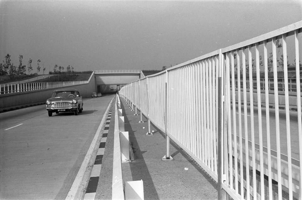 Anti-verblinding op autosnelweg 4A, Haarlemmermeer-Ypenburg, Bestanddeelnr 914-3894