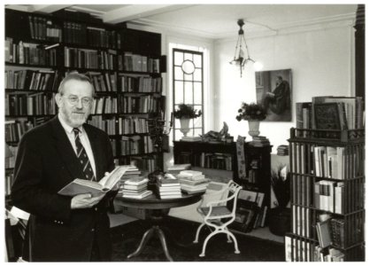 Antiquaar Ab van der Steur in zijn winkel aan de Kruisstraat