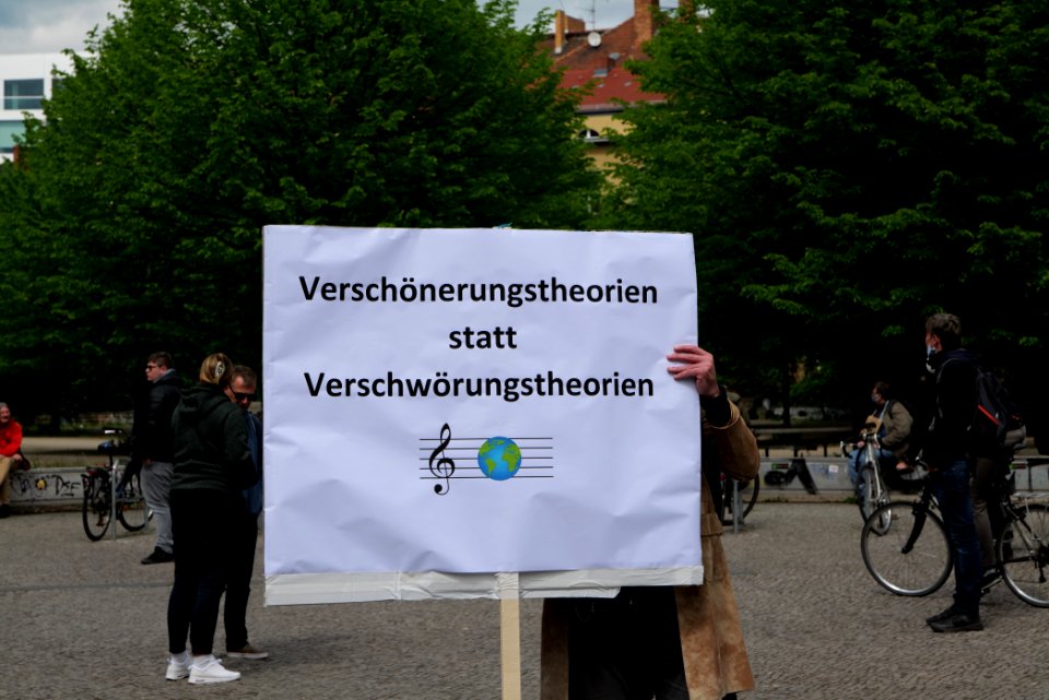 Antifascists on Rosa-Luxemburg-Platz Berlin 2020-05-16 10