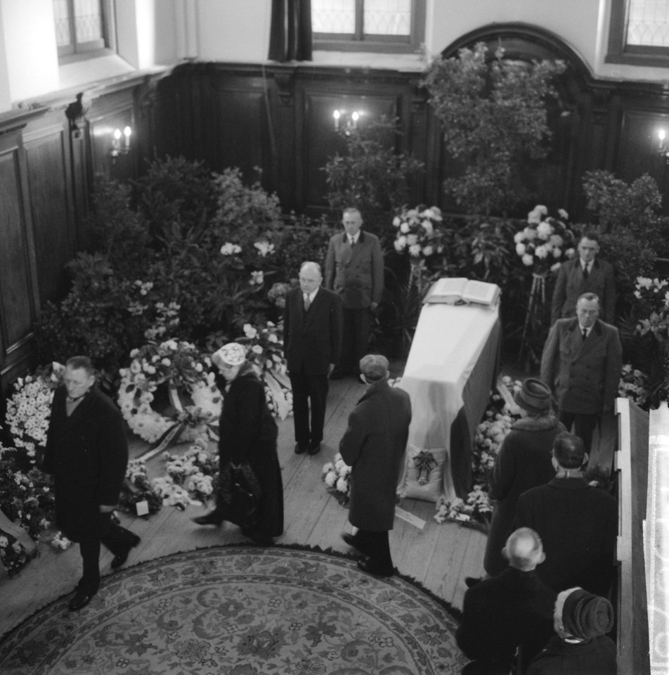 Apeldoorn, kapel paleis Het Loo. Laatste eer aan prinses Wilhelmina leden van h, Bestanddeelnr 914-5678