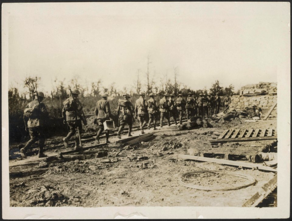 ANZACs on their way to the trenches, Bestanddeelnr 158-2333