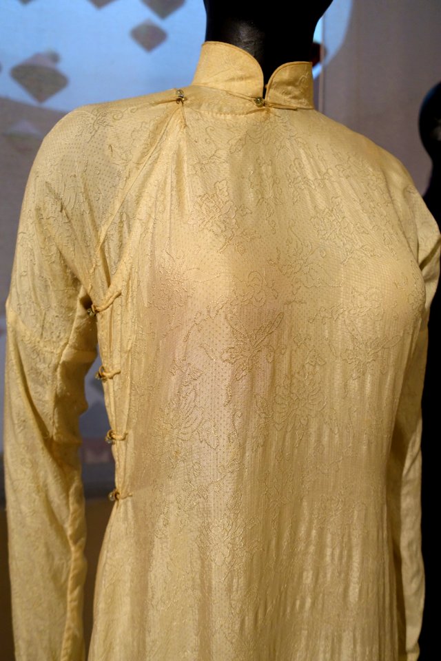 Ao dai, Viet, Hanoi, 1960-1970, view 2, silk - Vietnamese Women's Museum - Hanoi, Vietnam - DSC04121
