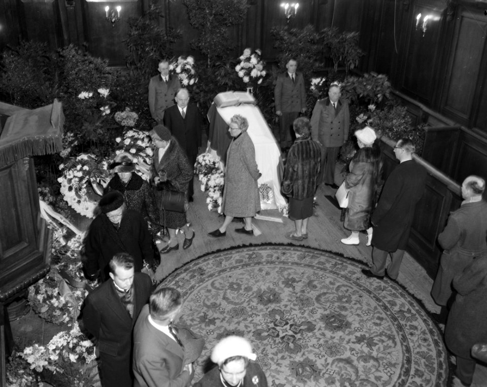 Apeldoorn, interieur kapel paleis Het Loo. Huispersoneel van het paleis houdt de, Bestanddeelnr 914-5663