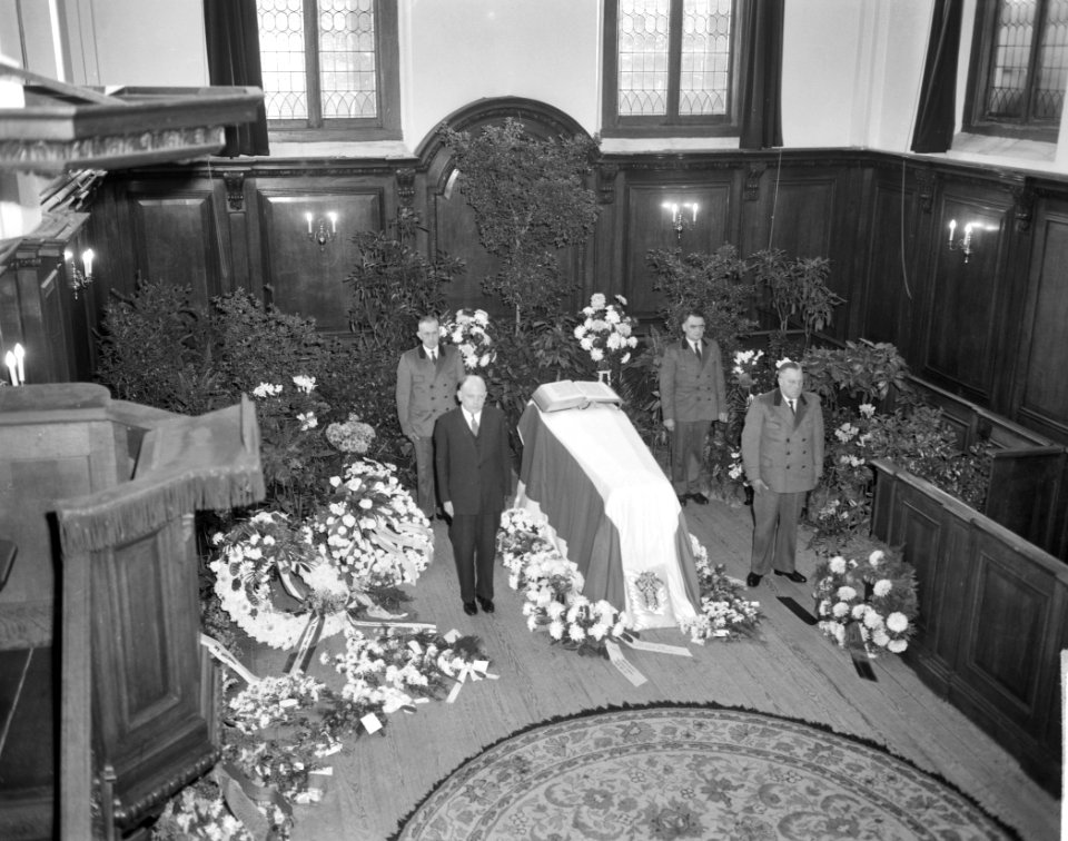 Apeldoorn, interieur kapel paleis Het Loo. Huispersoneel van het paleis houdt de, Bestanddeelnr 914-5662