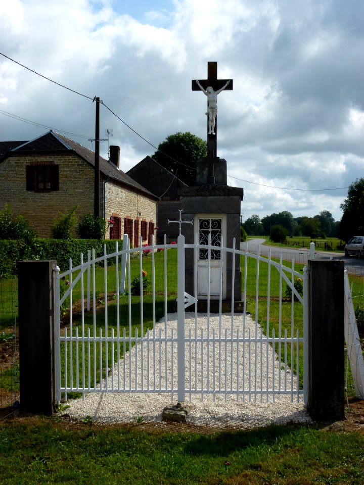 Any-Martin-Rieux (Aisne) Chapelle surmontée d'une croix