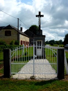 Any-Martin-Rieux (Aisne) Chapelle surmontée d'une croix