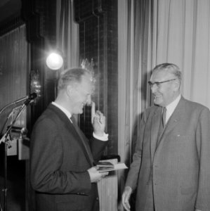 ANWB-prijs 1962 voor Jacques Gazenback met voorzitter PF Zimmerman, Bestanddeelnr 914-0279