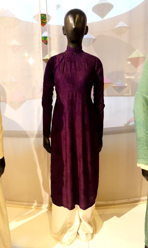 Ao dai, Viet, Hanoi, 1950-1960, silk - Vietnamese Women's Museum - Hanoi, Vietnam - DSC04113
