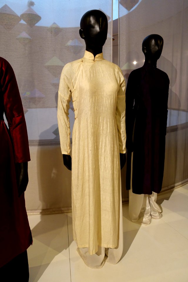 Ao dai, Viet, Hanoi, 1960-1970, view 1, silk - Vietnamese Women's Museum - Hanoi, Vietnam - DSC04116