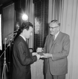 ANWB-prijs 1962 voor George Sluizer met voorzitter PF Zimmerman, Bestanddeelnr 914-0280