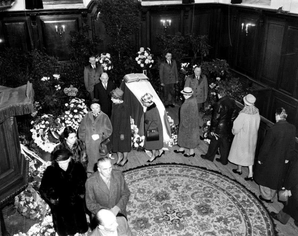 Apeldoorn, interieur kapel paleis Het Loo. Huispersoneel van het paleis houdt de, Bestanddeelnr 914-5664