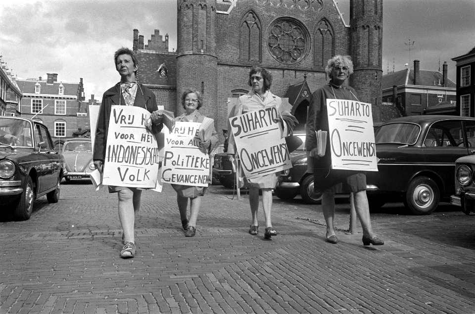Anti-Soeharto demonstratie op Binnenhof te Den Haag dames met borden, Bestanddeelnr 923-8034