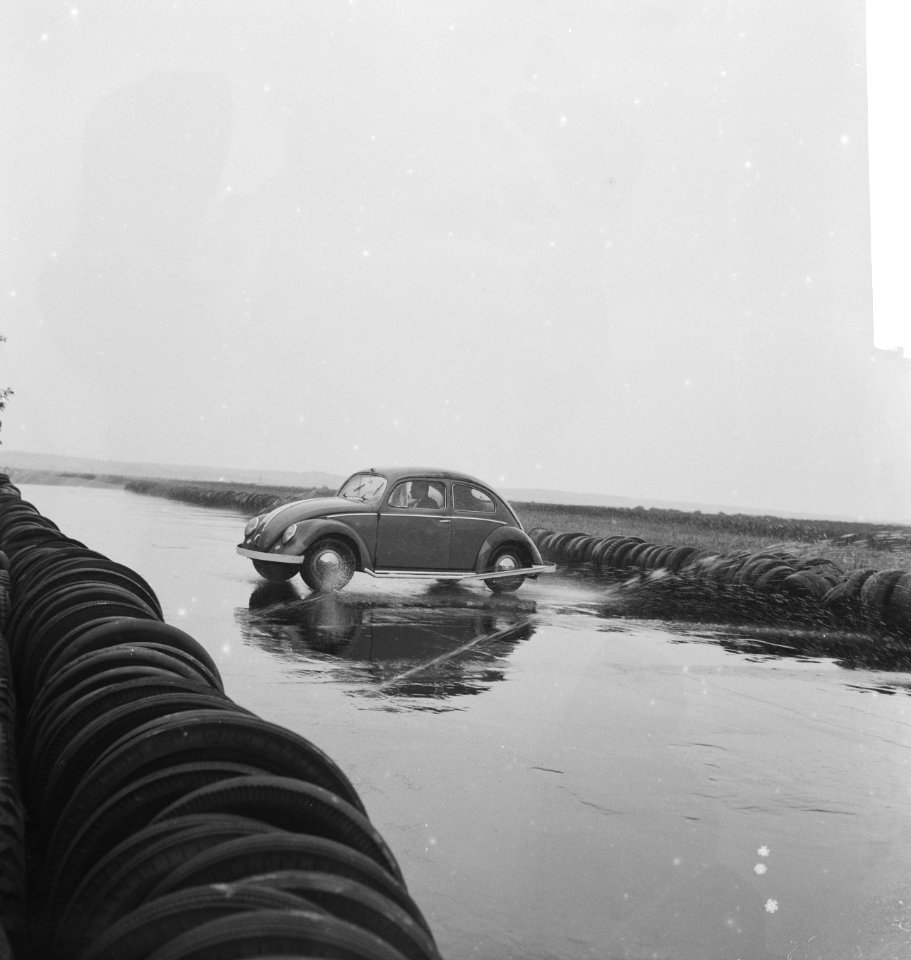 Anti-slipschool in Arnhem. Slippende auto, Bestanddeelnr 912-9237