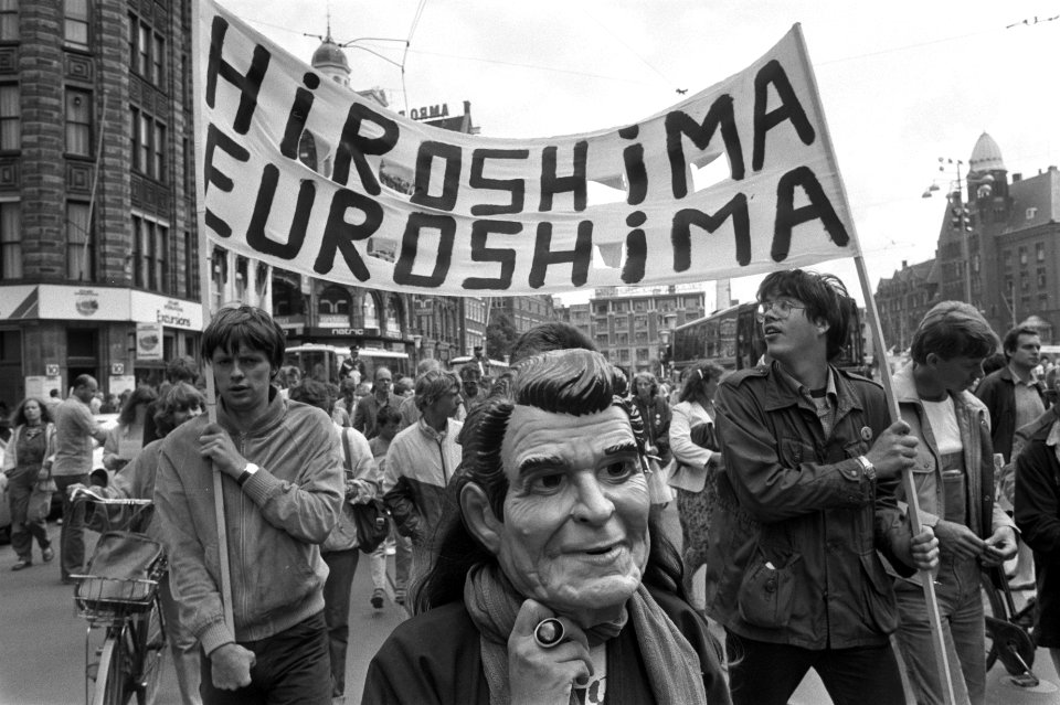 Anti-Reagandemonstratie in Amsterdam demonstrant met Reaganmasker en spandoek H, Bestanddeelnr 932-2078