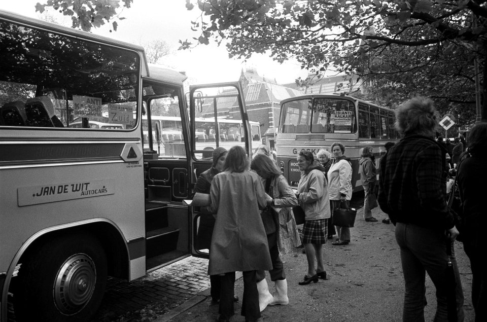 Antikalkardemonstranten vertrekken met spandoeken en bussen vanaf Museumplein in, Bestanddeelnr 927-4804