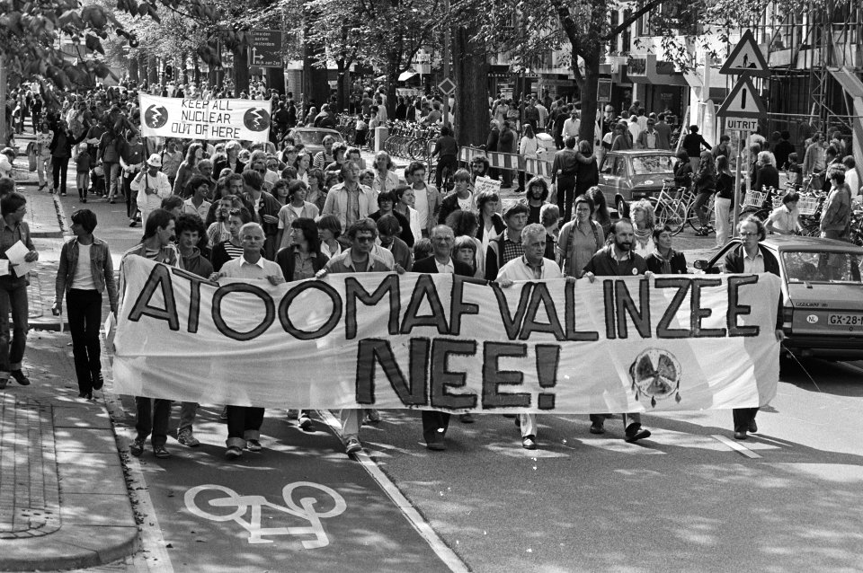 Antikernafvaldemonstranten in Beverwijk met spandoek Atoomafval in zee nee te, Bestanddeelnr 931-6494