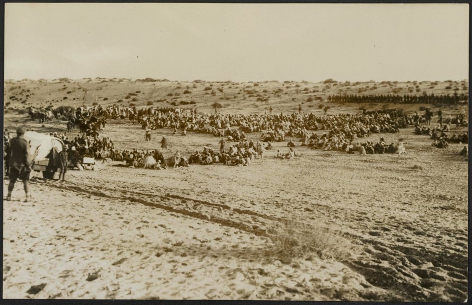 Anzac mounted escort handing over Magdbaba prisoners to Infantry, at Kilo 139, Bestanddeelnr 158-2729