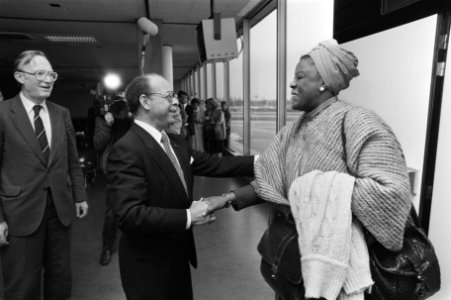 Antilliaanse delegatie o.l.v. premier Liberia Peters op Schiphol om te praten ov, Bestanddeelnr 933-2741