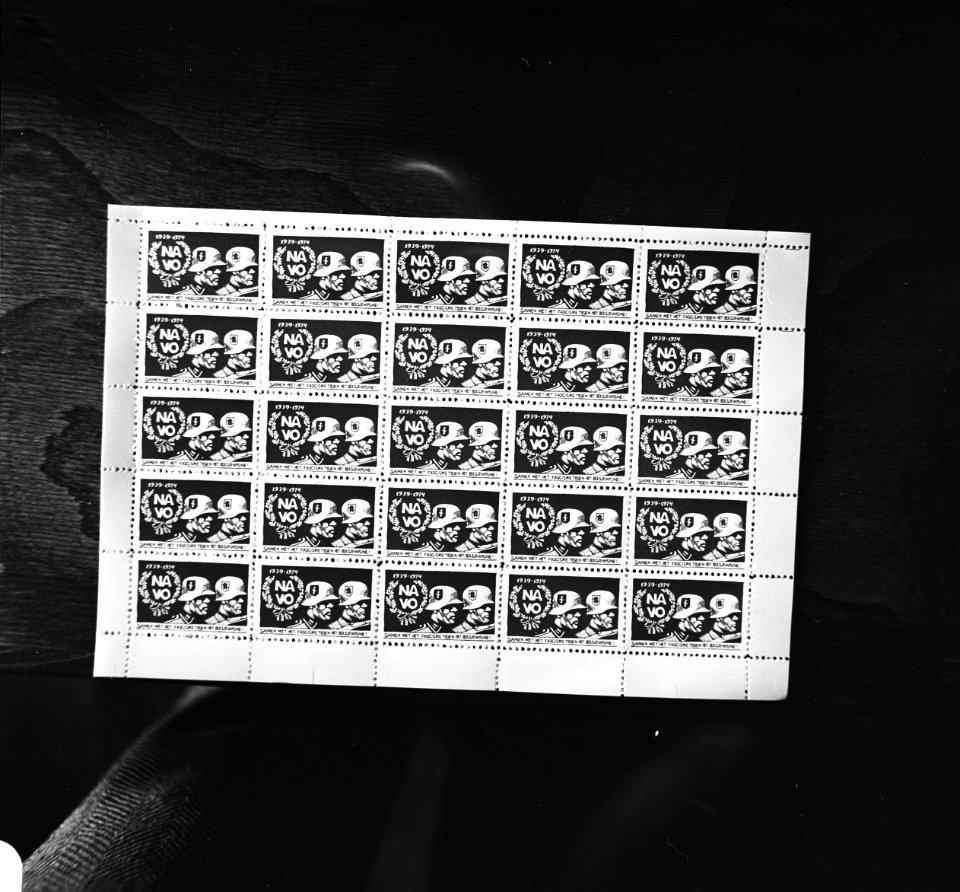 Anti-Natopostzegel van PSP in Nieuwspoort gepresenteerd anti-Natopostzegels, Bestanddeelnr 927-1924