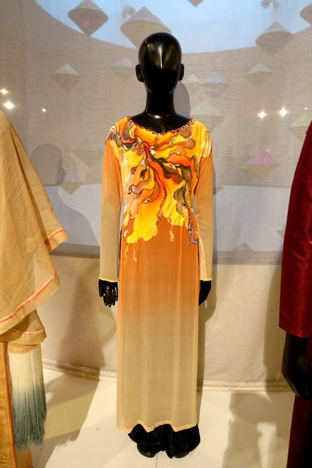 Ao dai, Viet, Hanoi, 2010 - Vietnamese Women's Museum - Hanoi, Vietnam - DSC04129
