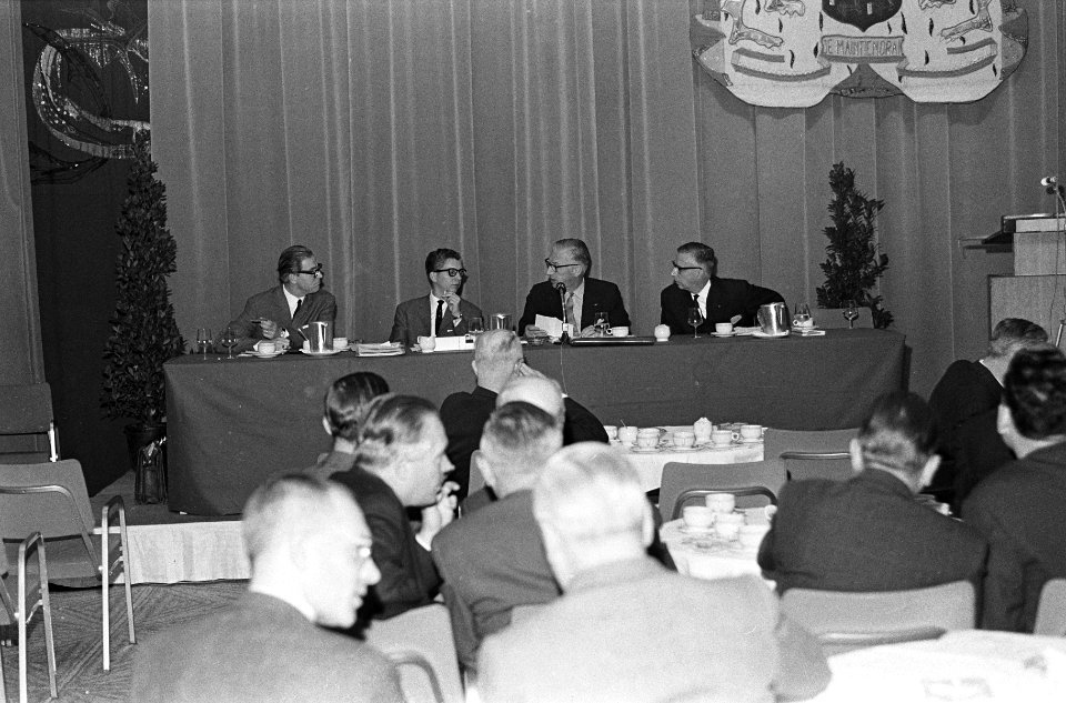 ANWB recreatiedag in Hilton te Rotterdam, het bestuur ach de tafel, Bestanddeelnr 917-1367