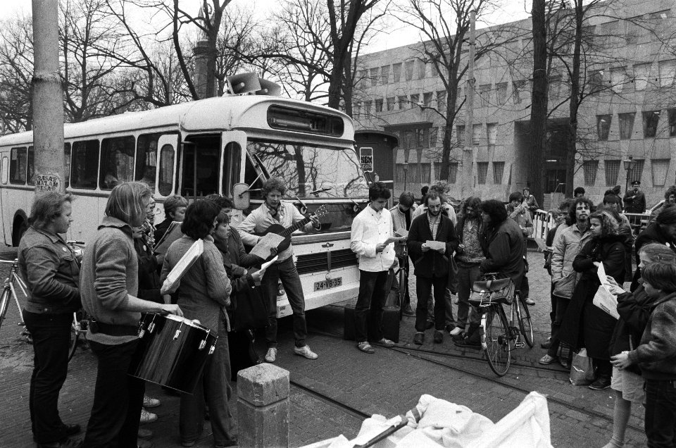 Anti-interventiekaravaan vertrekt bij Amerikaanse ambassade in Den Haag om door , Bestanddeelnr 932-0863