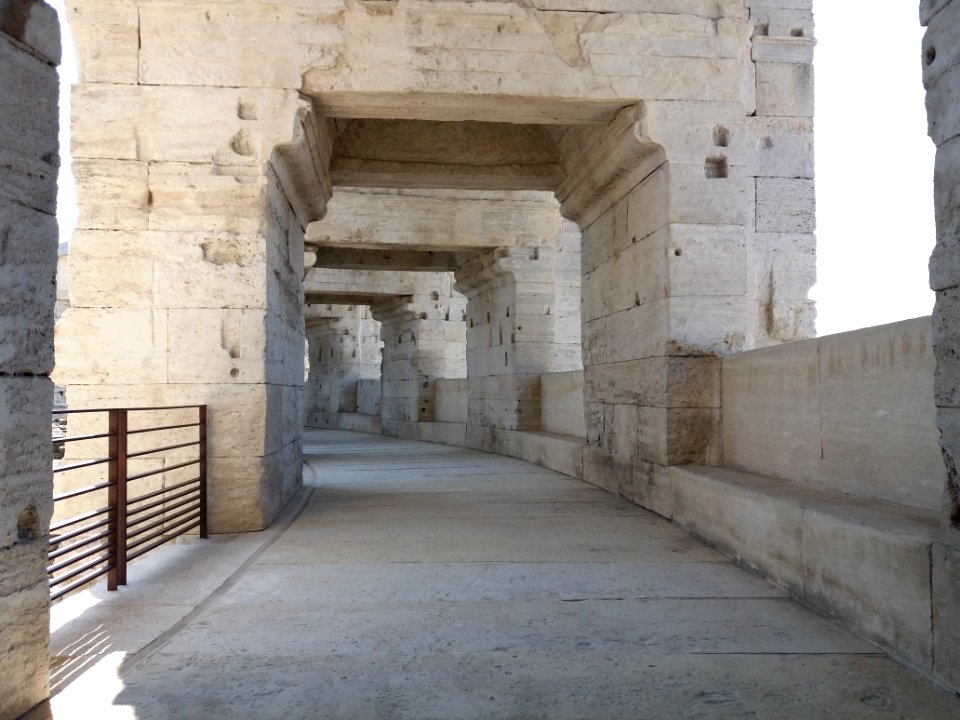 Arènes d'Arles - Allée haute