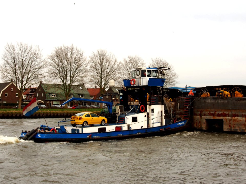 Aquarius, ENI 02104793, pushing Floris, ENI 02316091 & Vertrans 1 picA