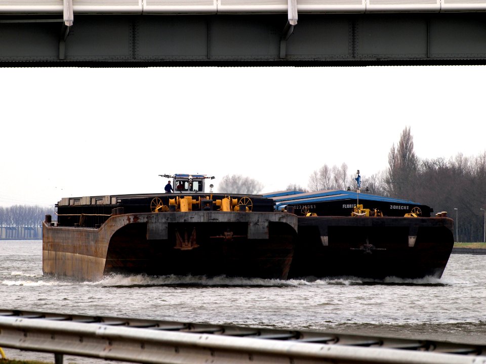 Aquarius, ENI 02104793, pushing Floris, ENI 02316091 & Vertrans 1, pic2