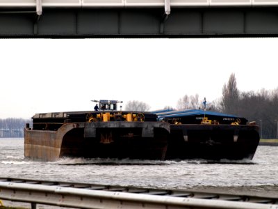 Aquarius, ENI 02104793, pushing Floris, ENI 02316091 & Vertrans 1, pic2