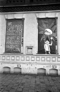 Anti-Kerst in Paradiso affiche bij ingang, Bestanddeelnr 921-9676