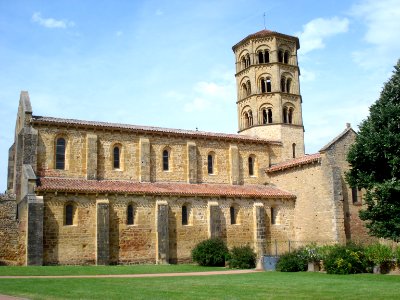 Anzy-le-Duc, église extérieur