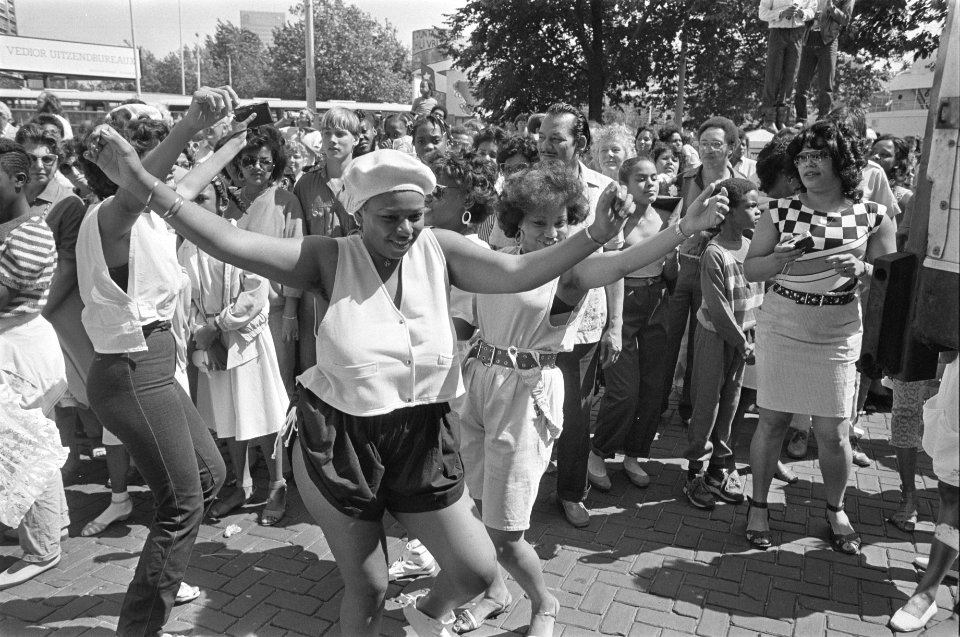Antilliaans zomercarnaval in Rotterdam Antilliaanse danseressen in de straten, Bestanddeelnr 933-0455