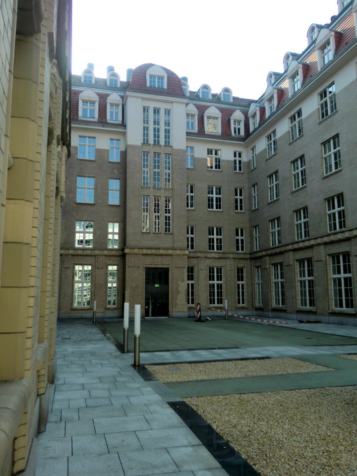 AOK Verwaltungsgebäude, Dresden-Innenhof n Süd